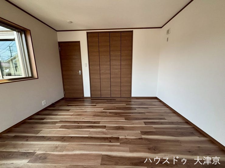 2階洋室。温かみのある木目調フロアと、大容量のクローゼット完備。明るく快適なプライベートルームです。