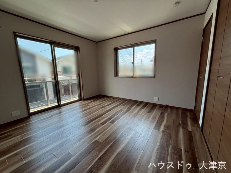 2階洋室。窓から明るい光が差し込む、居心地の良い洋室。寝室や子供部屋、書斎などマルチに活躍します。