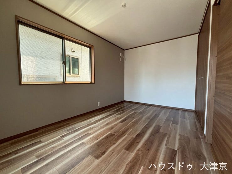 落ち着いたグレーのアクセントクロスがおしゃれな空間。大きな窓から優しい自然光が差し込みます。
