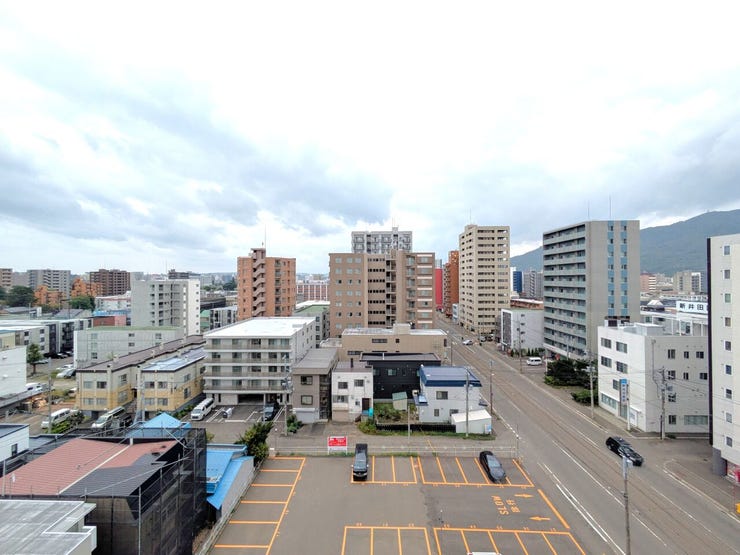■眺望■
前面に遮るものがなく山々やビル群を一望できる9階部分の開放的な眺望!周囲の視線を気にせず過ごせる高いプライベート感と、自然の彩りや都市の街並みを同時に見渡せる、心地よいロケーションです。