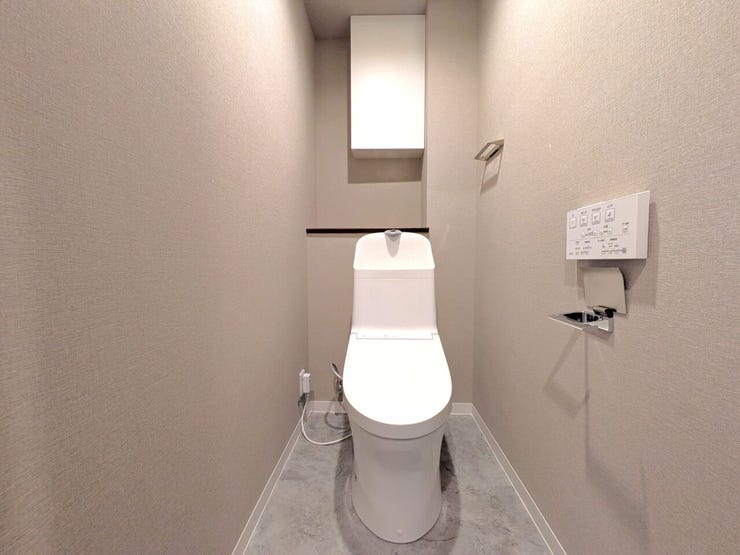 ■温水洗浄便座付きトイレ■
毎日快適に使える温水洗浄便座付きのトイレです。上部にはトイレットペーパーなどをスッキリ隠せる吊戸棚を完備。さらに芳香剤や小物を置ける便利な棚も備わっております☆