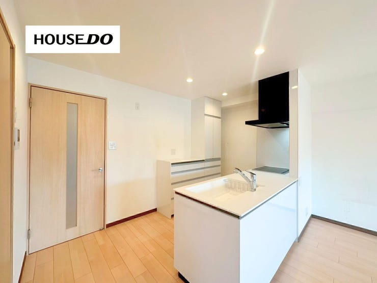 明るく清潔感のあるキッチンスペース。家事動線にも配慮され、毎日の料理時間が快適になる設計です。
