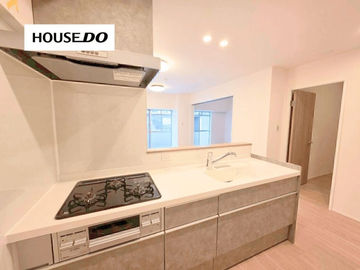 開放感のある対面カウンターキッチン。配膳や片付けもスムーズで、毎日の家事効率も高まりそうです。