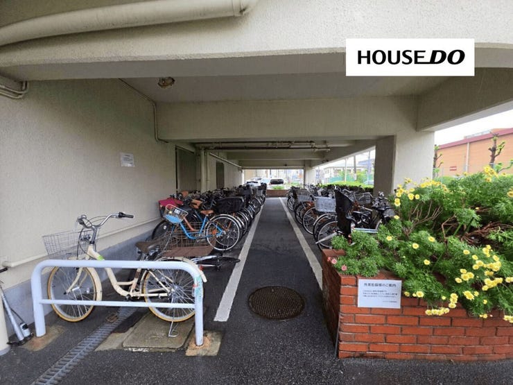 屋根付きの駐輪スペースがあり、自転車を雨から守りやすいのも嬉しいポイント。通勤・通学はもちろん、日々のお買い物移動にも便利です。