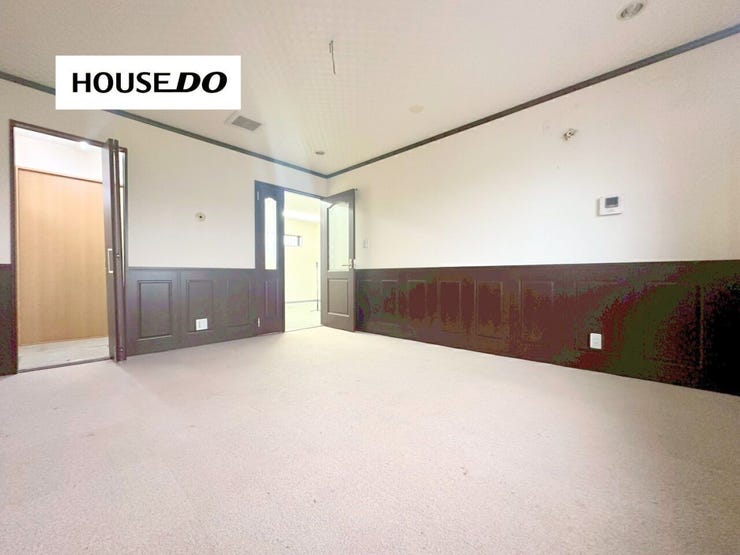 季節用品やアウトドア用品の収納に便利な屋根裏収納付き。住空間をすっきり保てる豊富な収納力が魅力で、事務所利用時の備品置場や趣味のスペースとしても活用できる便利な空間です。