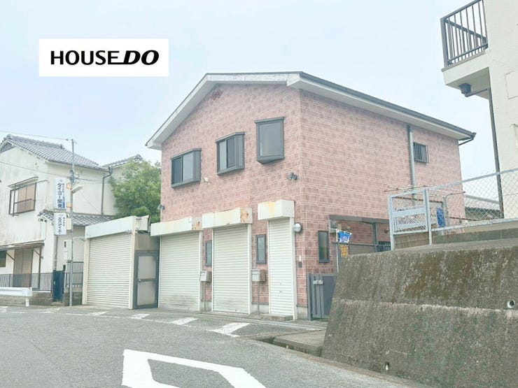 平成16年築の鉄骨造住宅。駐車3台以上可能なシャッター付車庫を備え、住居兼事務所や店舗利用にも対応可能です。前面道路約8mの開放感ある立地で、視認性も良好。事業と暮らしを両立できる、多用途な一邸です。