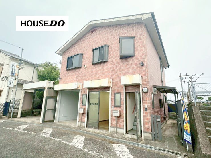 住居兼事務所をお探しの方におすすめ!駐車3台以上可能な鉄骨造住宅。約11帖の事務所スペースを備え、店舗利用にも対応可能。シャッター付車庫や屋根裏収納もあり、事業と暮らしを両立できる一邸です。