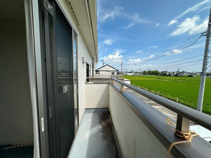 ◆西側の5.34帖の洋室から繋がるバルコニーです。こちらも陽当たりがよく、お布団もふかふかに♪