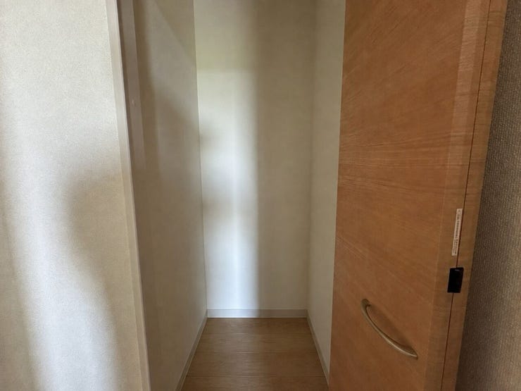 ◆2階ホール部分にも収納が2箇所ございます。掃除用品などの目隠しになります。
【画像はAI加工により荷物等を消去しています】