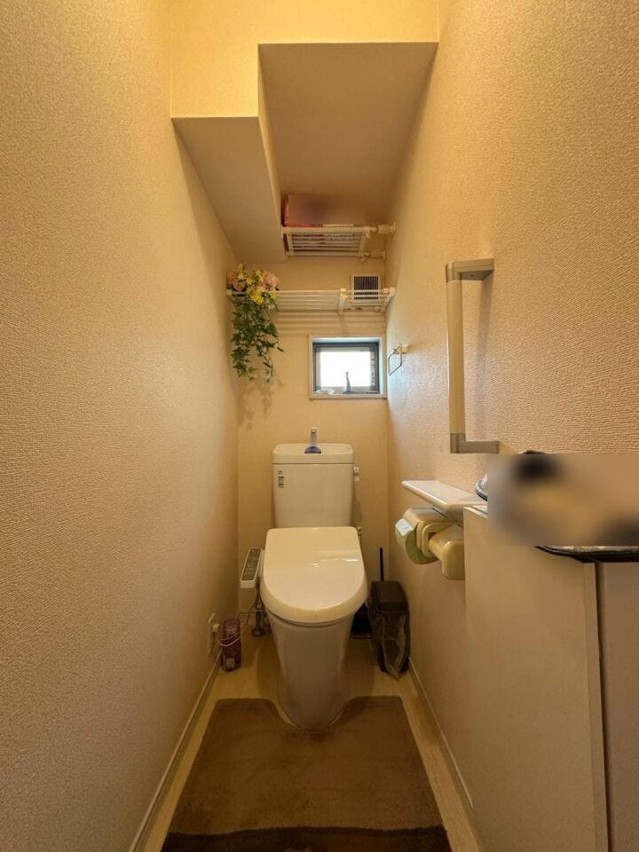 ◆1階トイレです。2階ともに小窓付きで温水洗浄便座付き☆手すりが設置されており、高齢者にも配慮された造り。