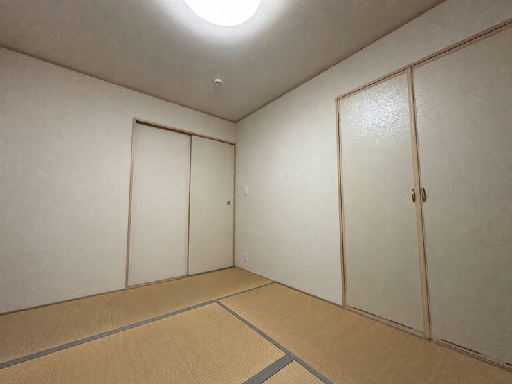 ◆1階の6帖和室には押入も完備。お布団や季節物も収納できます。お子さまの遊び場や客間としても便利☆
【画像はAI加工により荷物等を消去しています】