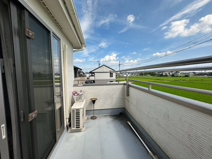 ◆8帖洋室から繋がるバルコニーは広さもあり、お洗濯物も干せます☆南側に建物も無いため陽当たりも良好!
