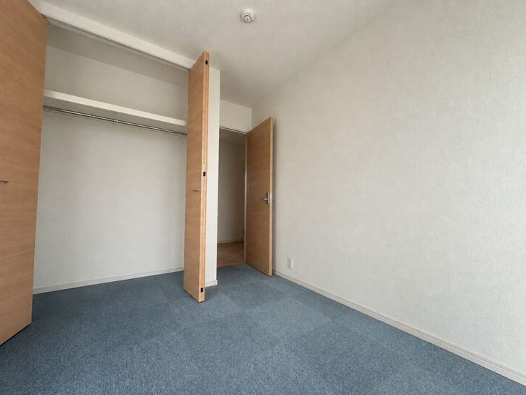 ◆2階西側5.34帖の洋室です。クローゼットもあり、お部屋を広く使えますね。
【画像はAI加工により荷物等を消去しています】