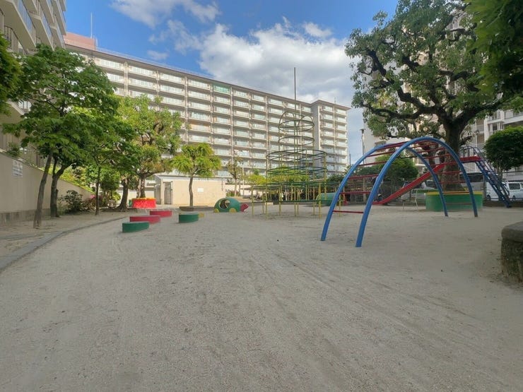 敷地内には遊具のある広場があり、お子様ものびのび遊べます♪マンション内で気軽に外遊びができ、子育て世帯にも嬉しい住環境です!