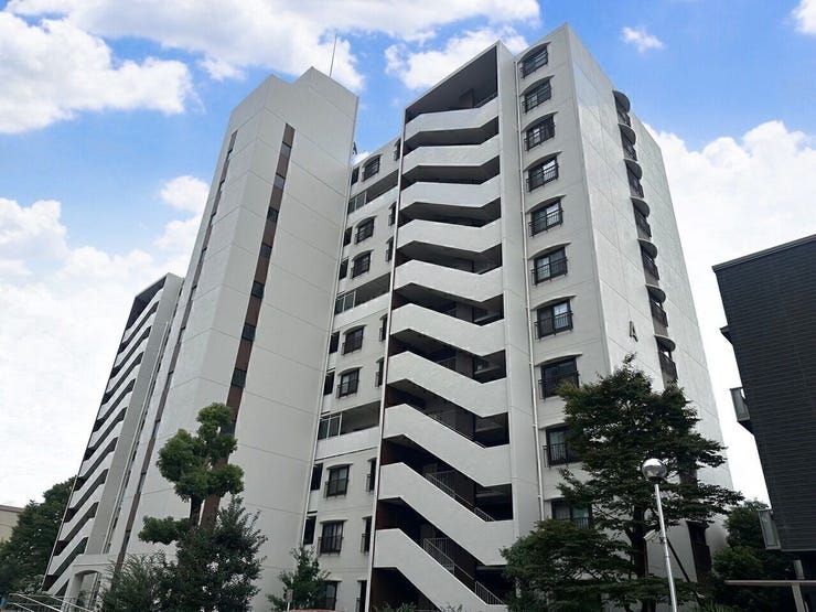 駅、スーパー、コンビニ等利便性良好な住環境です。
