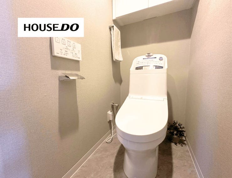 すっきりとしたデザインのトイレ空間。清潔感があり気持ちよく使えます。