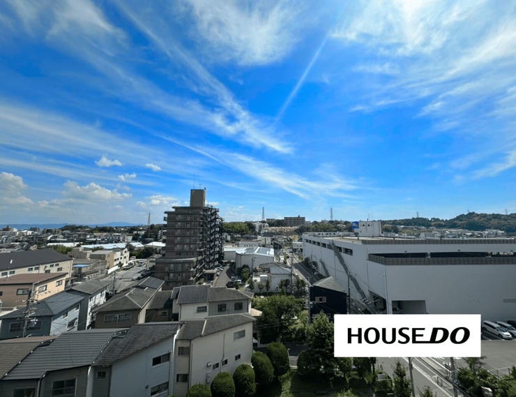 バルコニーから広がる開放的な眺望。空を大きく感じられ、気持ちの良い景色を楽しめます。