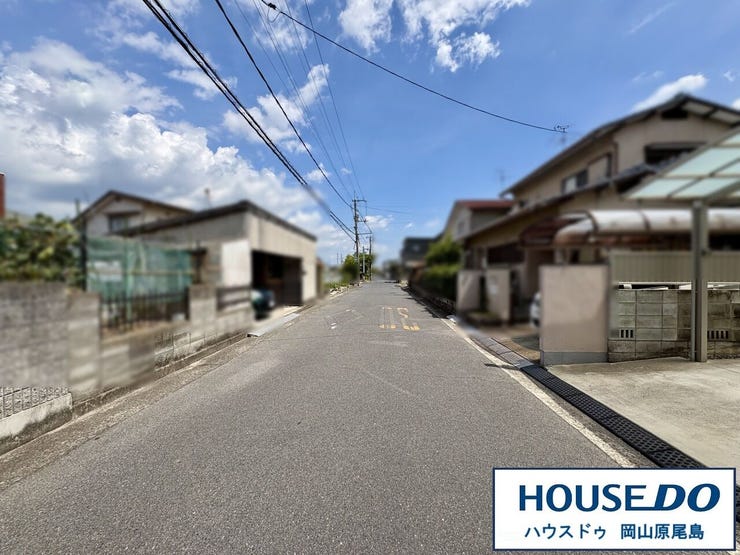 北側前面道路は約6.1mのゆとりある広さの幅員で、車の出し入れも安心です。