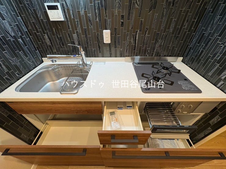 底の深い水回りと二口コンロを搭載したキッチン。収納も豊富でシンプルながら使いやすいデザインです。