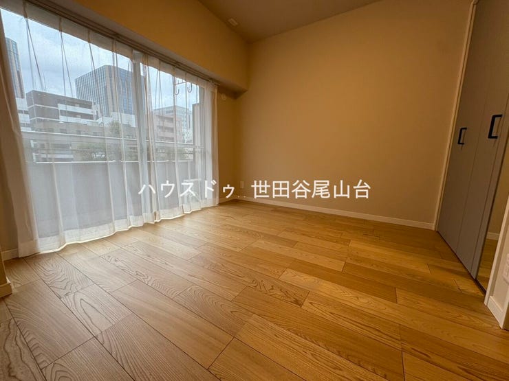 ダイニングと直結した約5.2帖の洋室。西側からの豊富な陽当たりが差し込み、電気をつけていなくても日中は明るく保てます。