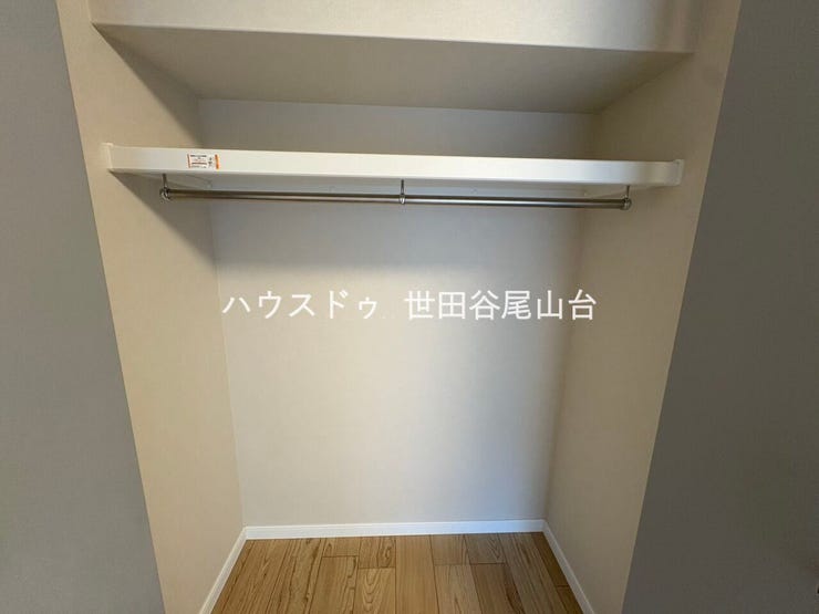 洋室はウォークインクローゼット付きのため、衣類の収納にも困りません。