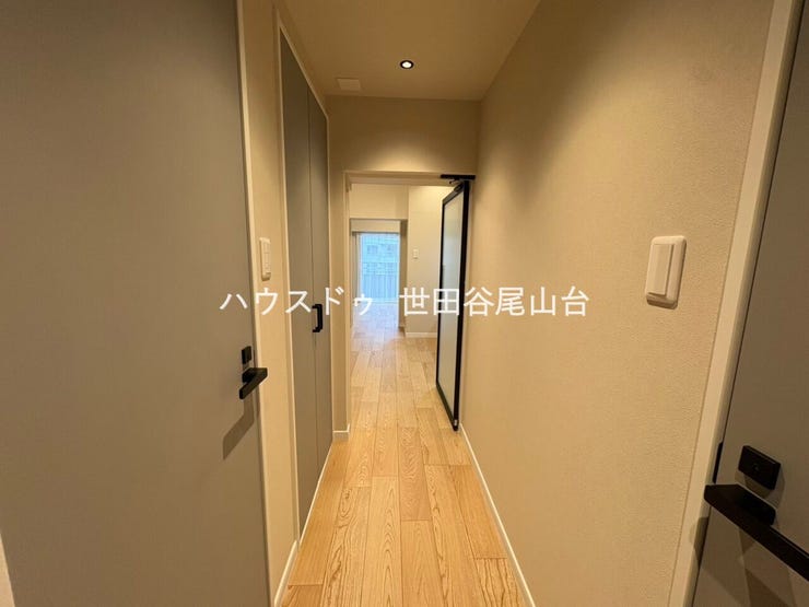 玄関からダイニングキッチンを繋ぐ廊下。浴室やトイレ、洗濯機スペースをコンパクトに配備させた無駄のない間取り。