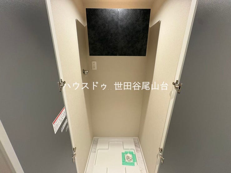 トイレの隣に独立した洗濯機置きスペースを配置。洗濯機を置くスペースが別途にあることで、洗面室に圧迫感をもたらさず、生活感を感じさせない雰囲気にさせてくれます。