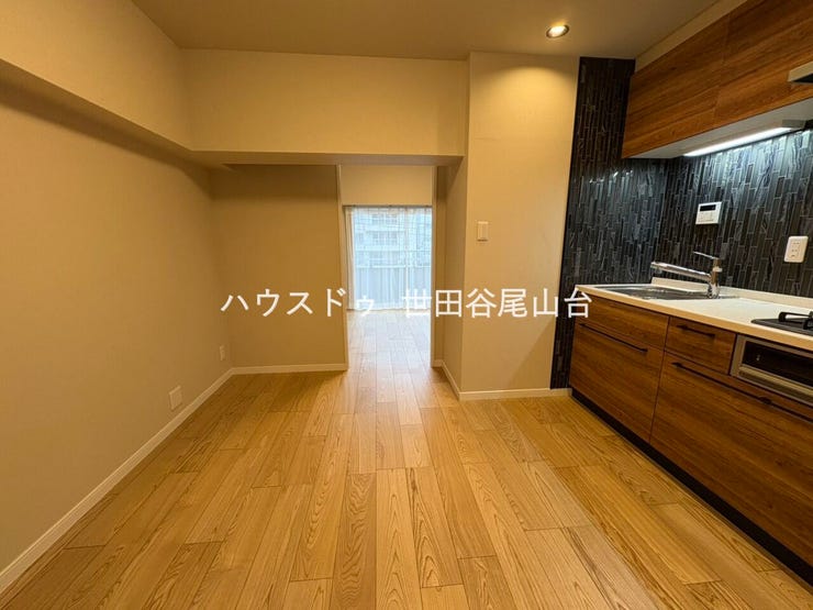廊下を抜けた先に広がるダイニング。温かみのある照明に照らされ、コンパクトながら圧迫感を感じない雰囲気があります。