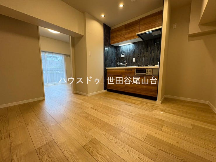 木目調のモダンなデザインで統一されており、柔らかな雰囲気を感じさせます。