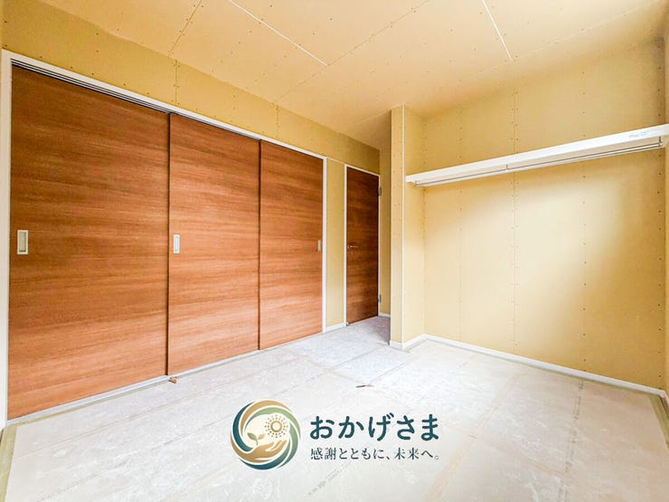 【洋室】
収納力のある引き戸クローゼットとハンガーパイプを備えた洋室。お部屋の綺麗を簡単にキープできます。