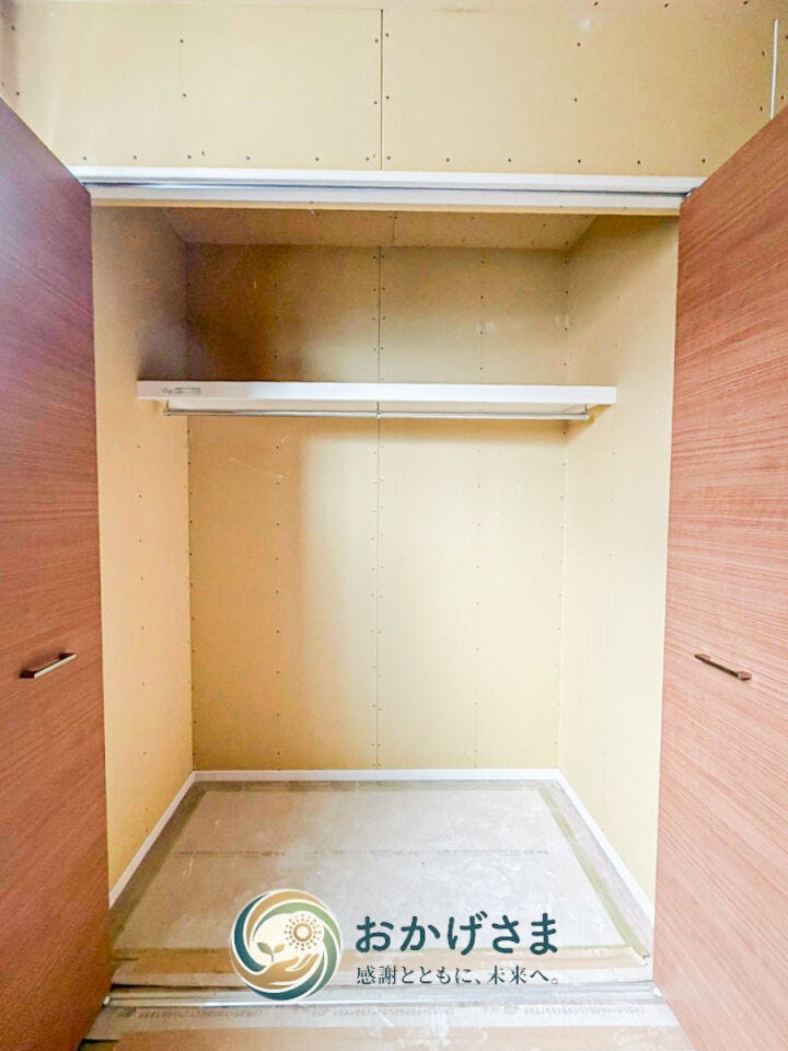 【クローゼット】
折れ戸が大きく開き出し入れスムーズなクローゼット。枕棚とパイプ付きで効率よく整理整頓が行えます。