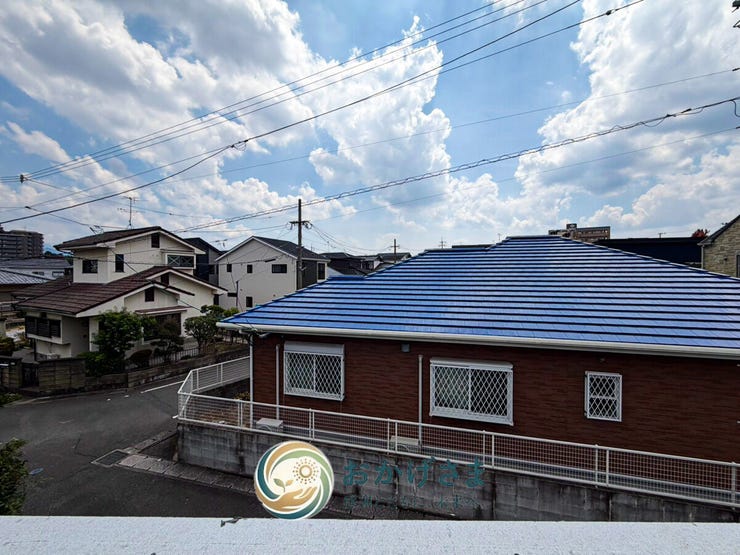 【バルコニーからの眺望】
周囲に遮るものがなく、大きな青空が広がる開放的な景色。心地よい風を感じながらリフレッシュできます。
