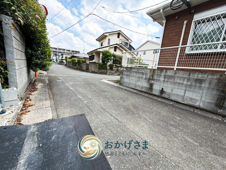 【前面道路】
交通量が少なく、静かで安全な道路環境です。広々とした道路は、お車の出し入れも快適に行えます。