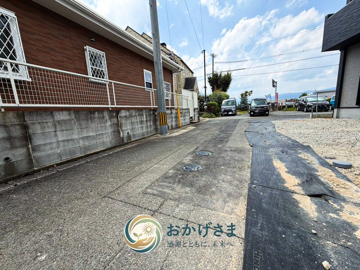 【周辺環境】
閑静な住宅街に位置しています。前面道路は広く、車の出し入れもスムーズに行える落ち着いた環境です。