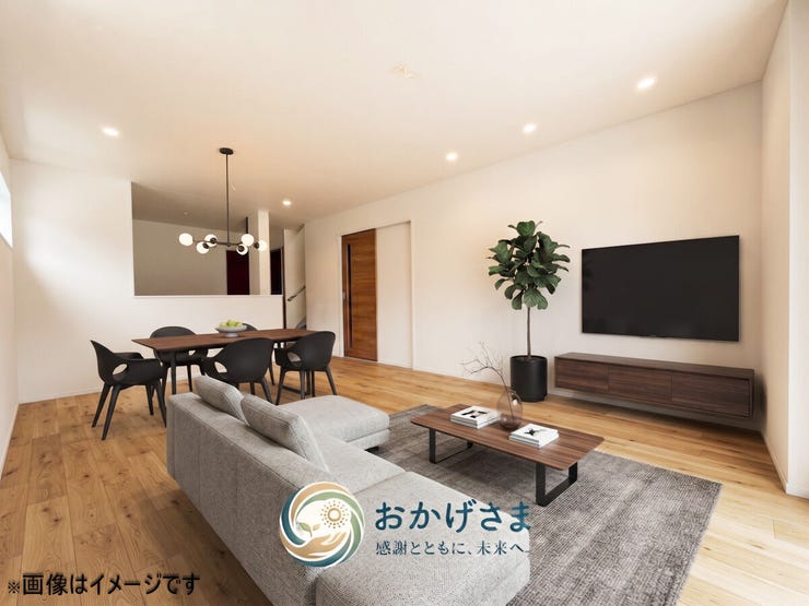 【リビング】
【リビング・ダイニング】
※画像は家具設置イメージです。
木の温もりに包まれる広々としたLDK。自然光が心地よく注ぎ込み、家族みんながゆったり寛げる空間です。