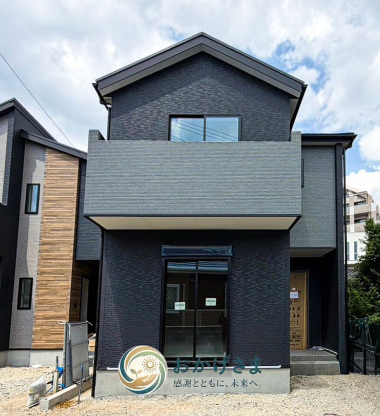 【外観・アプローチ】
洗練された黒の佇まいが魅力的な新築一戸建て。青空とのコントラストが美しく映えるスタイリッシュな住宅。
