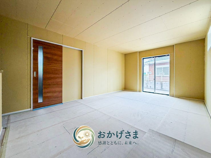 【リビング】
施工中の明るく開放的なリビング空間。大きな窓から陽光が広がり、家族が集う快適な場所へと仕上がります。