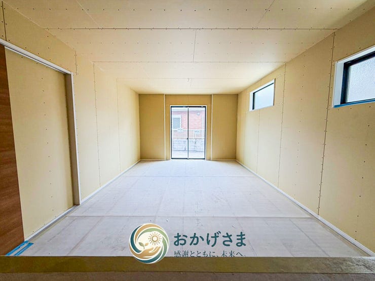 【リビング・ダイニング】
奥までしっかりと光が届く広々としたLDK施工風景。伸びやかな空間設計で、開放感にあふれた暮らしを叶えます。