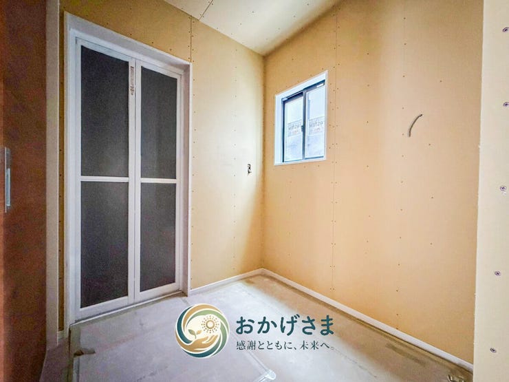 【洗面室】
施工中の明るく清潔な洗面脱衣室。窓からの自然光と風を取り込め、毎日の身支度や家事も快適に行えます。
