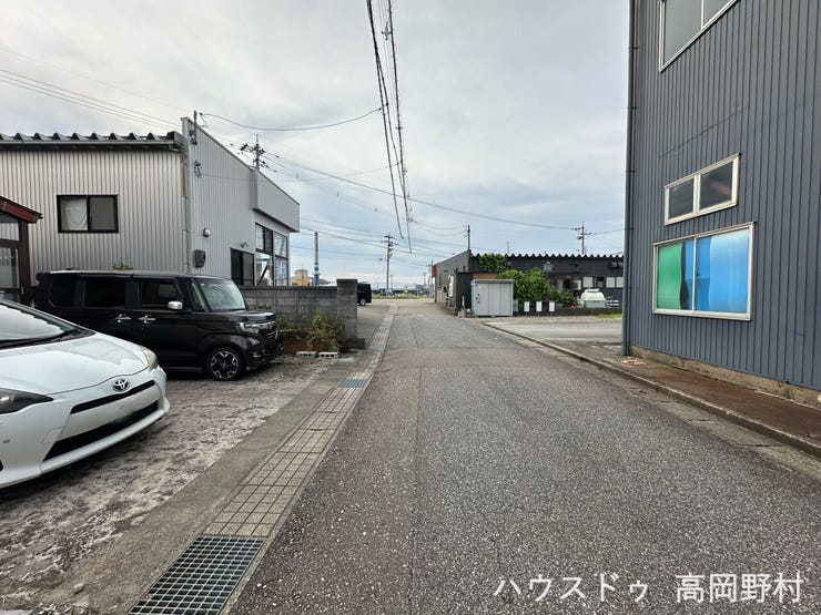 *前面道路を含む現地写真*
前面道路の様子です。周辺には住宅や事業所などが建ち並ぶエリアです。現地では道路幅や周辺環境、車の出入りなどもあわせてご確認いただけます。