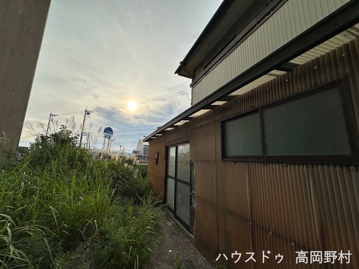 *外観写真*
建物側面の様子です。現況や建物周辺のスペースについても、ぜひ現地でご確認ください。