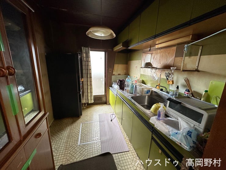 *キッチン*
作業スペースをしっかり確保したキッチン。勝手口があり、外への出入りにも便利です。