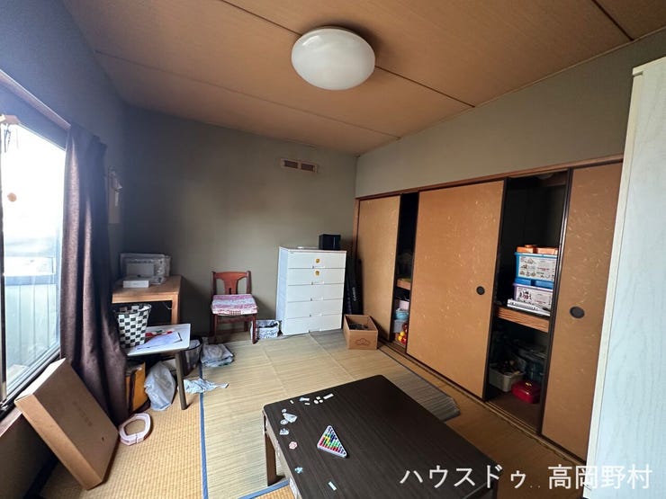 *2階和室*
収納を備えた和室。窓から自然光が入り、寝室や個室としても活用できます。