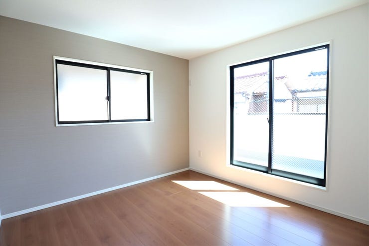 洋室 同仕様
2面採光のお部屋は明るく風通しの良いお部屋です♪