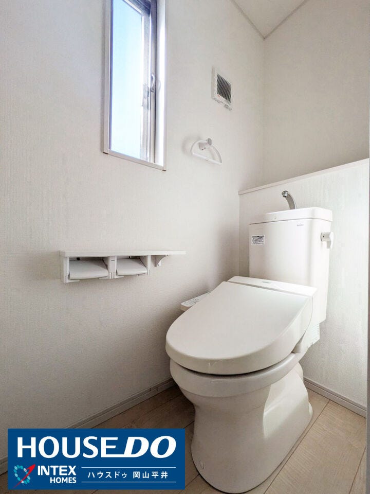 明るい陽光と心地よい風を取り込める小窓が付いた清潔感あふれるトイレです!便利な棚付きペーパーホルダーや手洗いカウンターも完備。毎日使う場所だからこそ、気持ち良く過ごせる空間にこだわっています♪