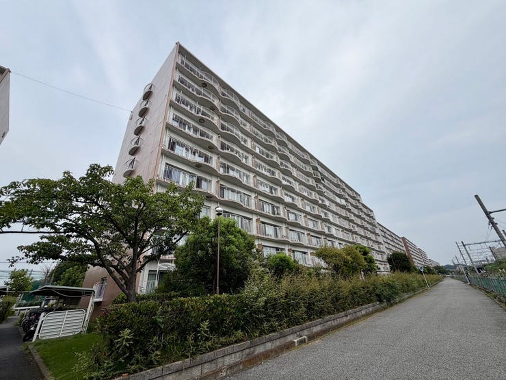 【外観】
・全居室収納あり!収納力も◎
・敷地内児童公園3か所あり。お子様を安心して遊ばせることができます。