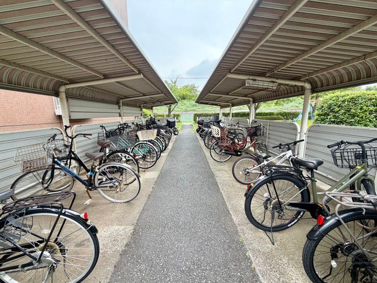 〈駐輪場〉自転車スタンド付きで、転倒防止対策されています♪