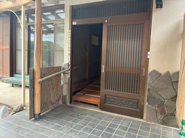 お家への玄関です。
手すりやスロープ等バリアフリー設計がされております。
