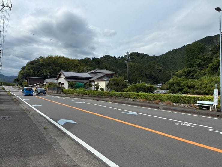 幅約10mの前面道路です。