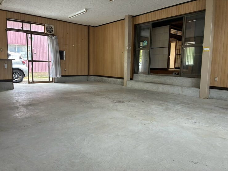 店舗付中古戸建です。